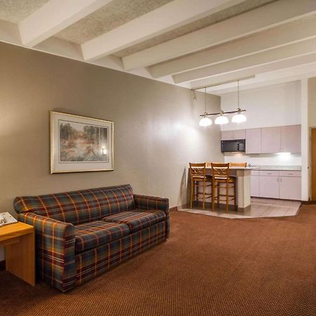 Comfort Inn & Suites Madison - Airport Exterior foto
