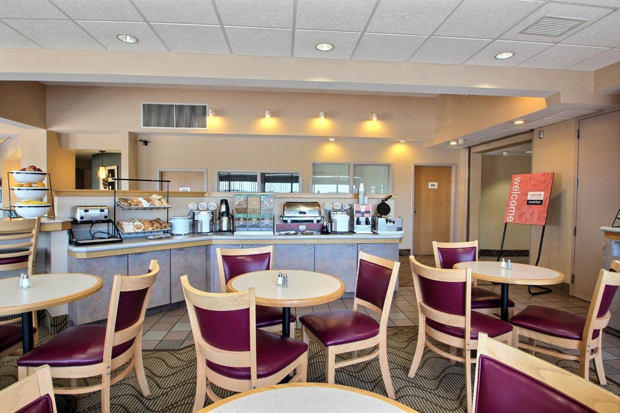 Comfort Inn & Suites Madison - Airport Exterior foto