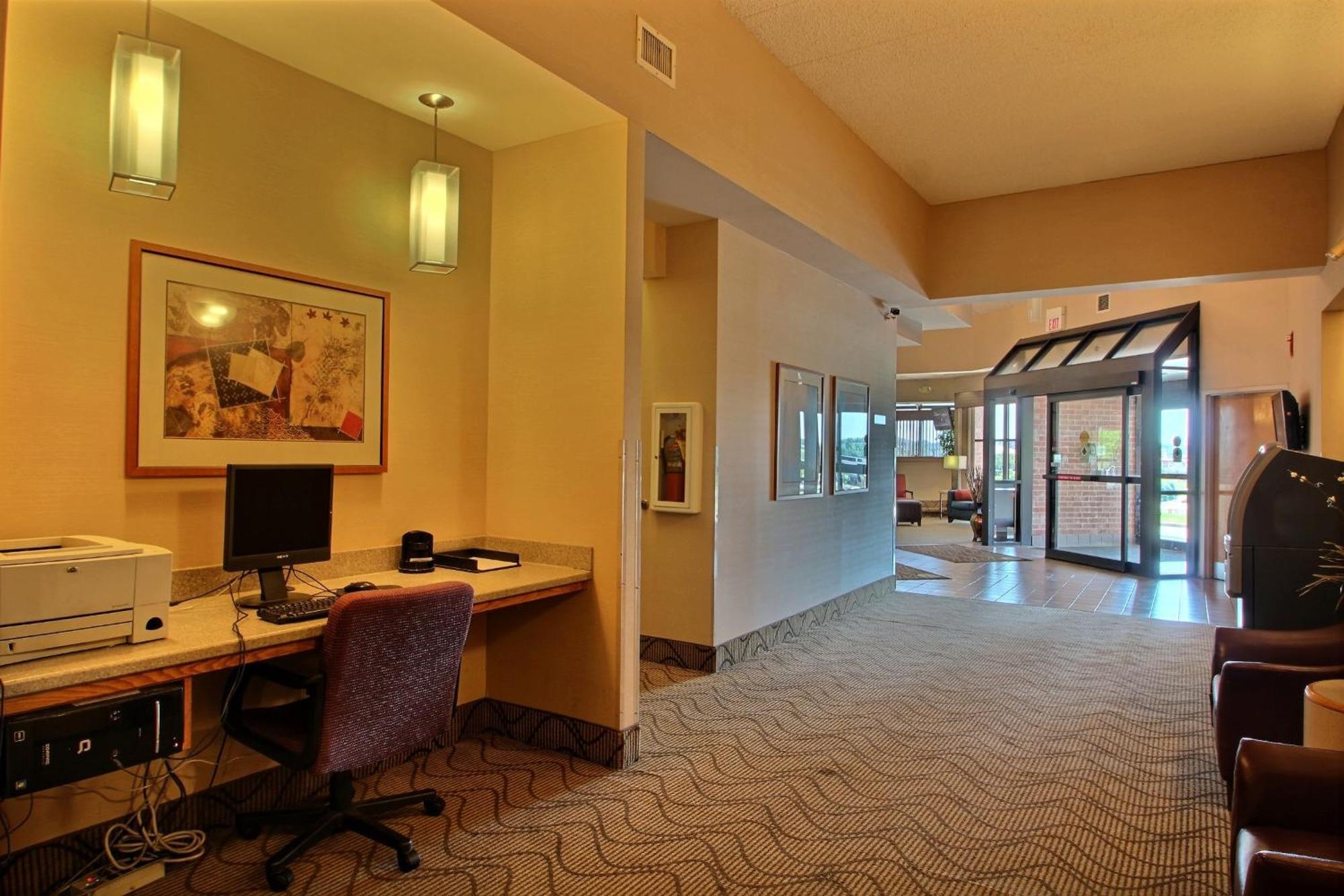 Comfort Inn & Suites Madison - Airport Exterior foto