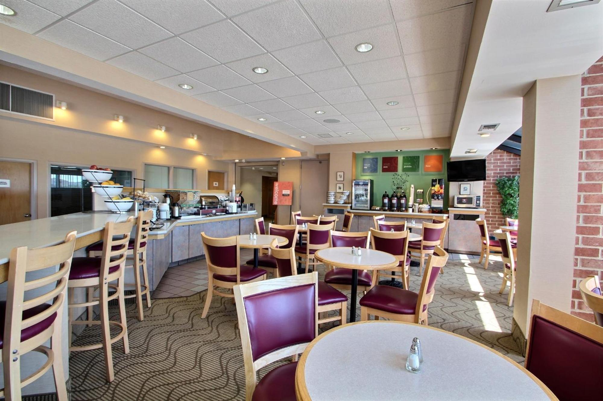 Comfort Inn & Suites Madison - Airport Exterior foto