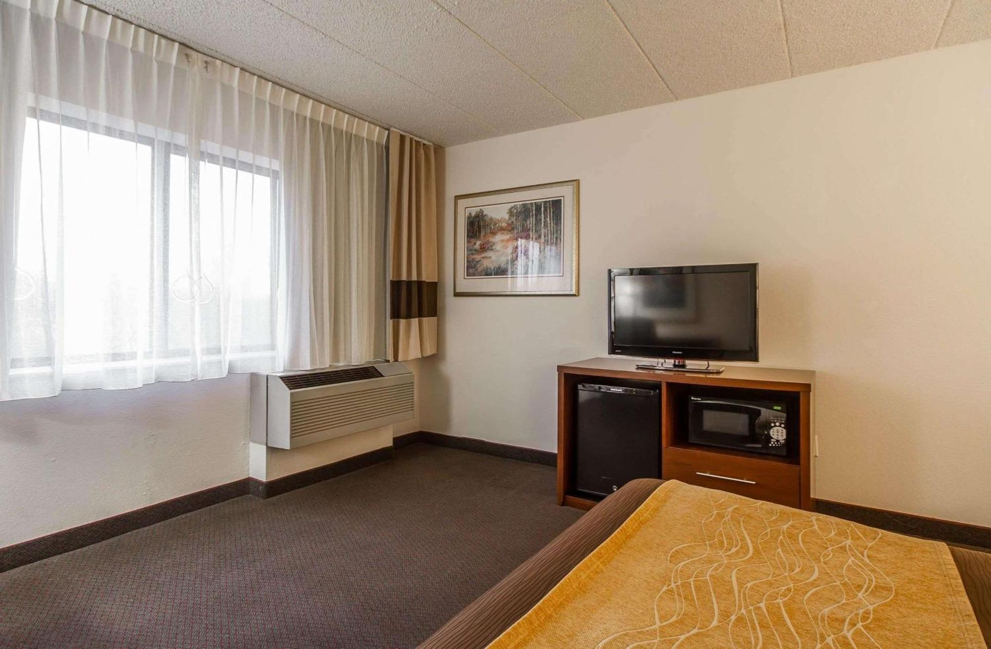 Comfort Inn & Suites Madison - Airport Exterior foto